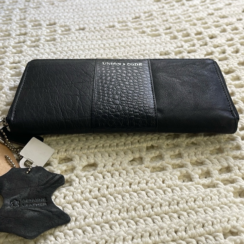 Ladies zip close Black wallet with RFID